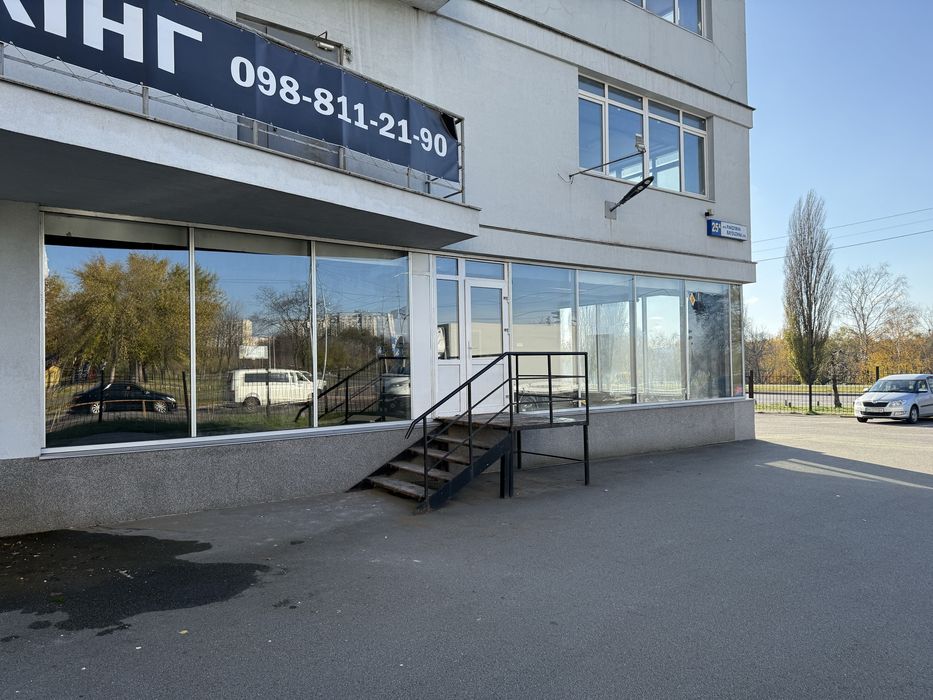 Фасадний вхід та вітрини, Райдужна, 25а, 1 поверх, 72 кв.м, Є СВІТЛО!