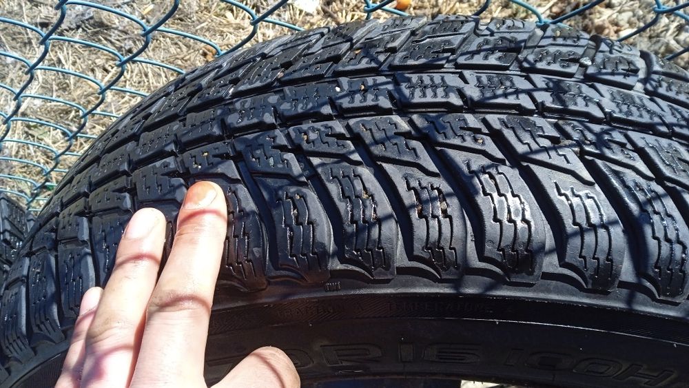 Колеса на мітсубіші ,р 16/215/70 nokian