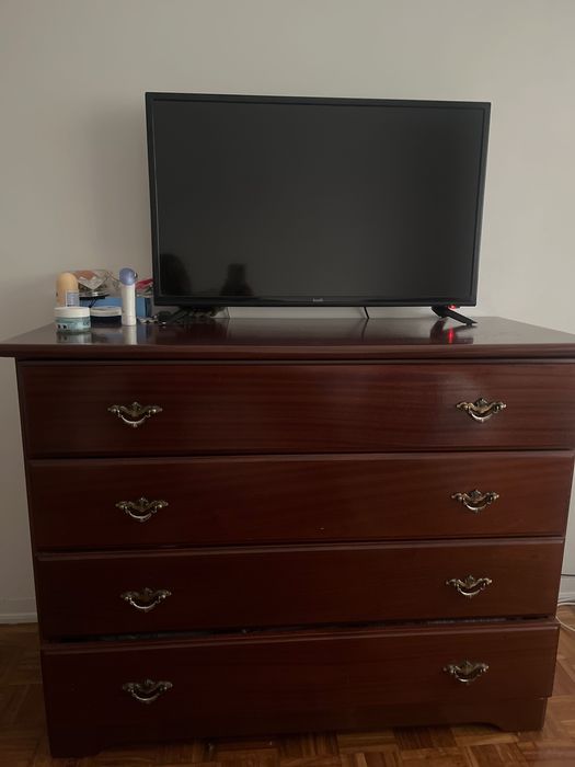 Conjunto mesa de cabeceira e cómoda e cadeira