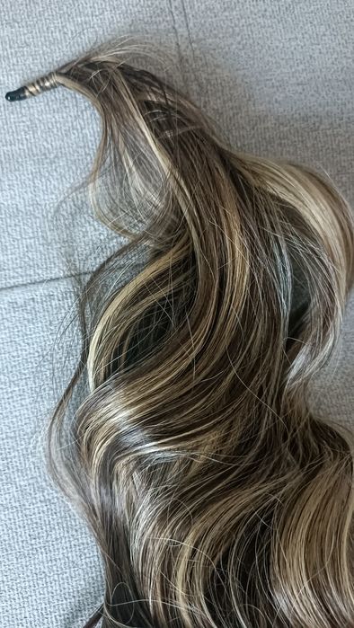 Sztuczne włosy kucyk ciemny blond baleyage