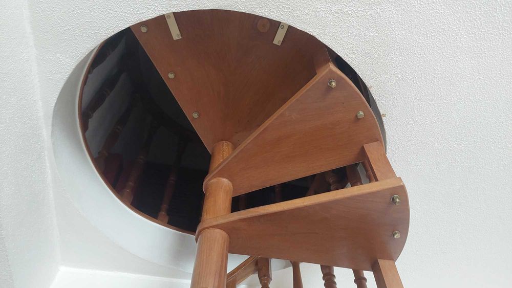 Escada de caracol em madeira de carvalho
