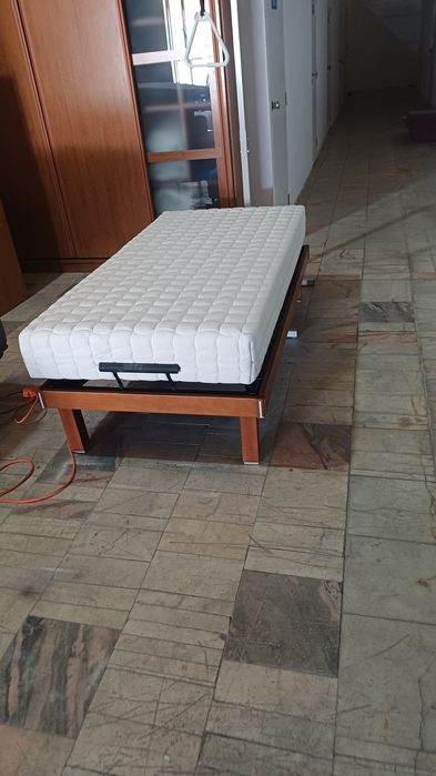 Cama  articulada com colchão tudo praticamente novo