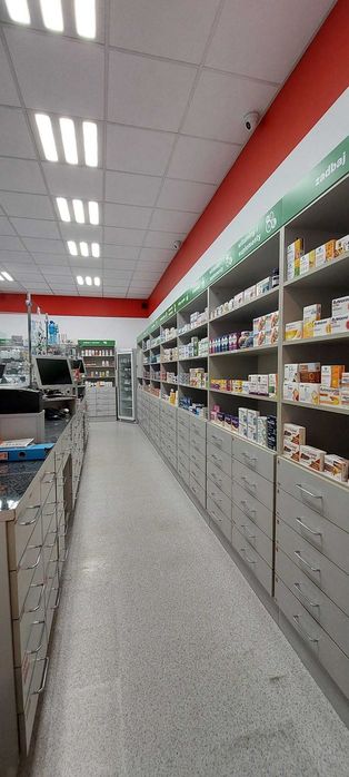 Meble apteczne – kompletne wyposażenie apteki / szuflady / regały / lady