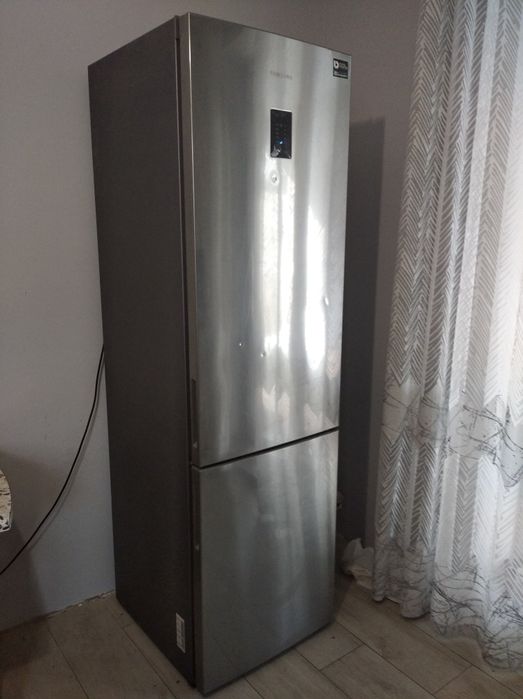 Продається двокамерний інверторний холодильник Samsung  RL37J5218SS
