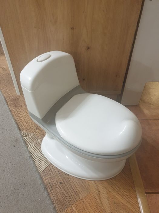 Nocnik jak prawdziwa toaleta, odgłos wody, światełko