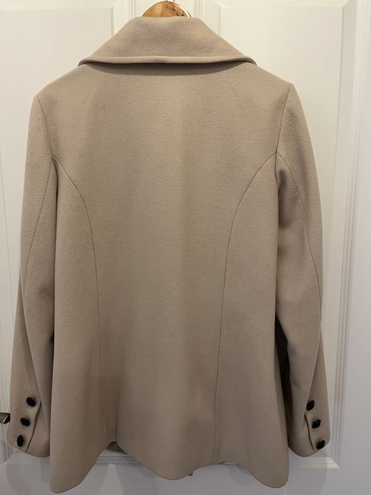 Beżowy, krótki plasz damski.