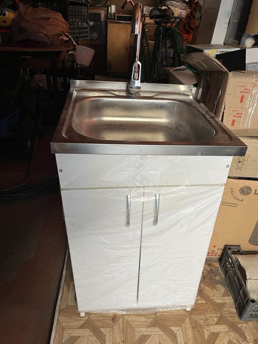 Кухонна тумба з мийкою та краном