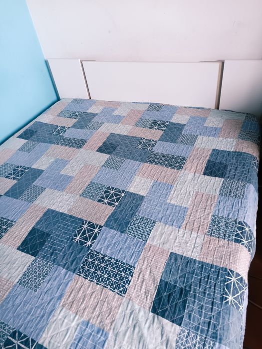 Cama casal com colchão em bom estado