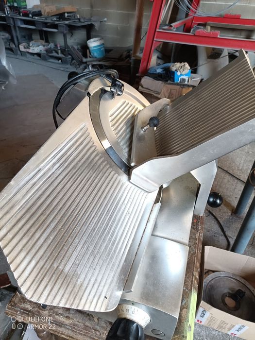 Máquina de cortar fiambre
Disco de 330mm novo 
Correias novas
Interrup
