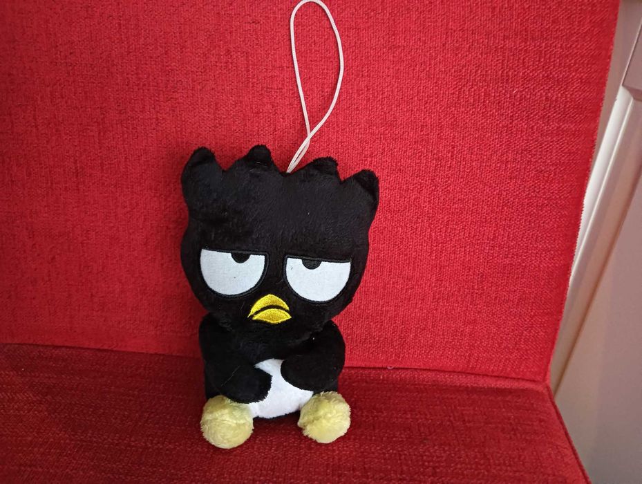 Peluche médio de pendurar preto e amarelo 18cm