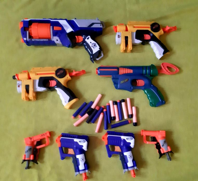 Colecção de 8 lançadores de dardos Nerf,  com os dardos de espuma