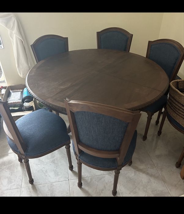 Mesa de sala e cadeiras