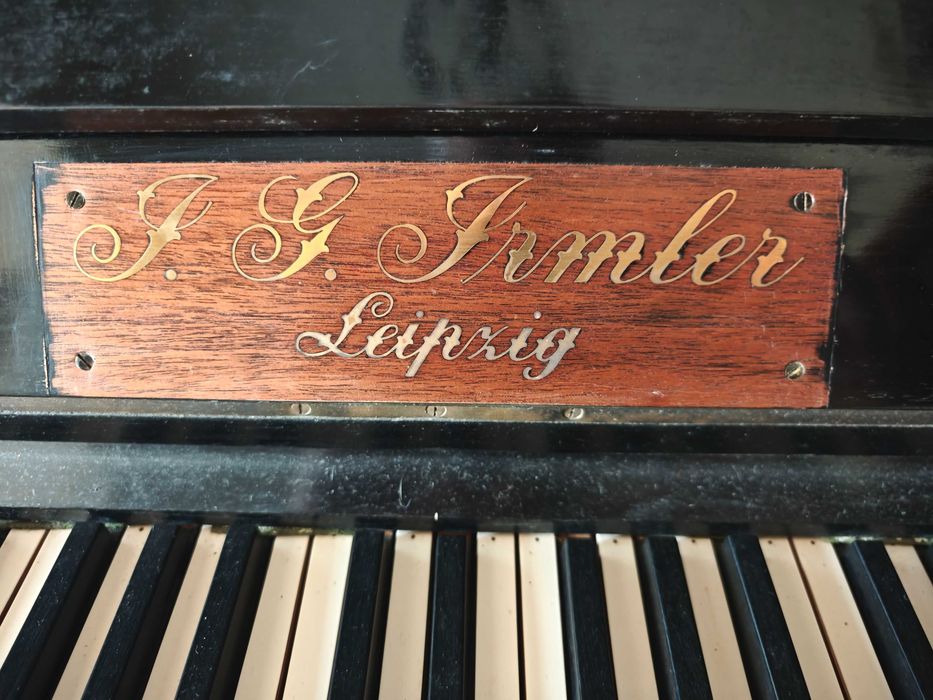 Vendo piano vertical em bom estado, do fabricante Alemão J.G.IRMLER