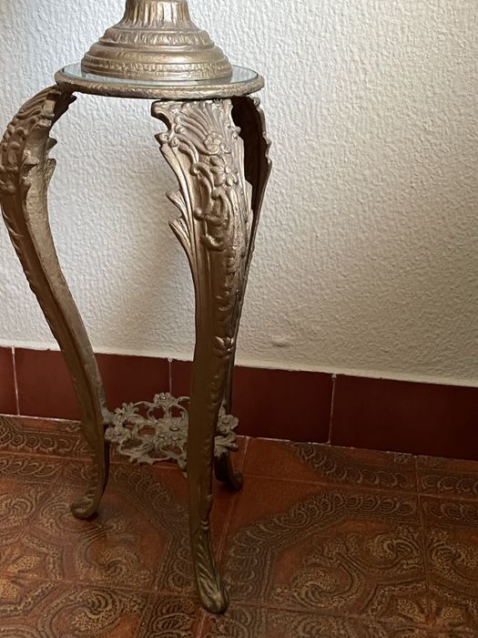 Mesa em Latão com Jarrão