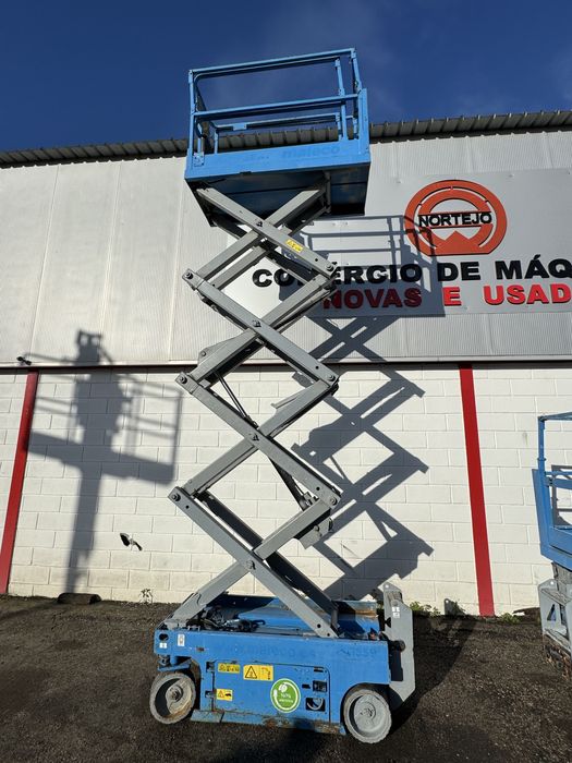 Plataforma elevatoria eletrica 8mt usada (estreita)