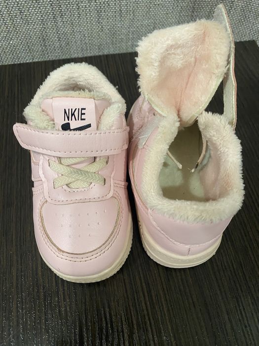 Взуття весняне (кросівки) для дівчини