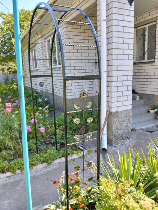 Садова арка для квітів