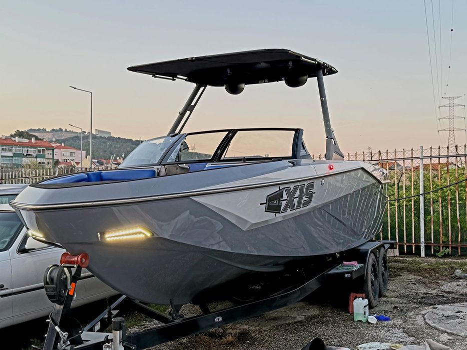 Malibu Axis Wake Research T 250