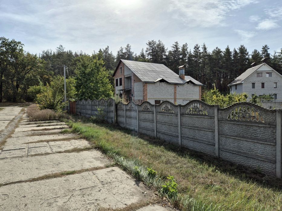 Будинок біля лісу