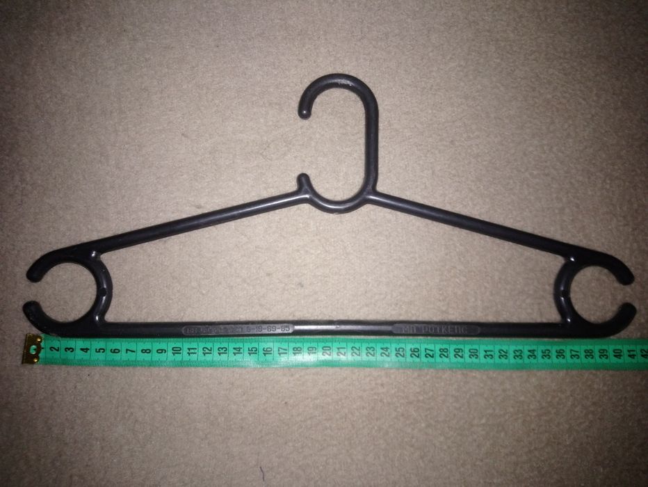 Продам вешалки для одежды .