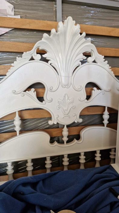 Quarto com Roupeiro de 4 portas cama e mesinha cabeceira