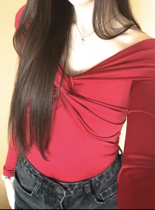 Лонгсліви з відворотом та декоративним вузлом у зоні декольте.