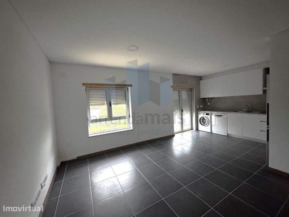 Vende-se apartamento NOVO, T2 com garagem e um sótao, Ultimo piso