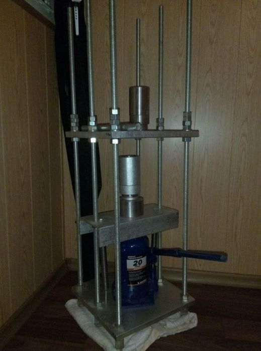 Пресс (станина) на шпильках ф16мм.