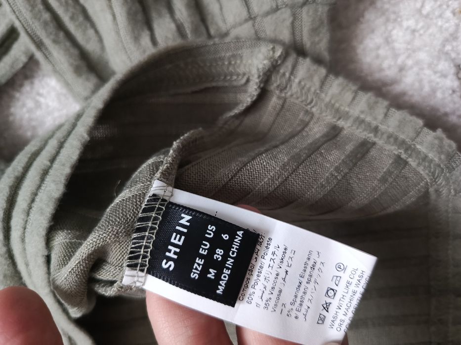 Stylowy sweter z Shein w prążki, rozmiar M oliwkowy ciepły stylowy sek
