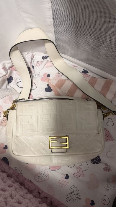 Сумка белая fendi