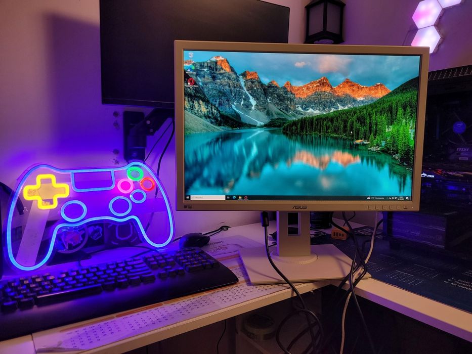 Monitor 24 ASUS z głośnikami, regulowany 360