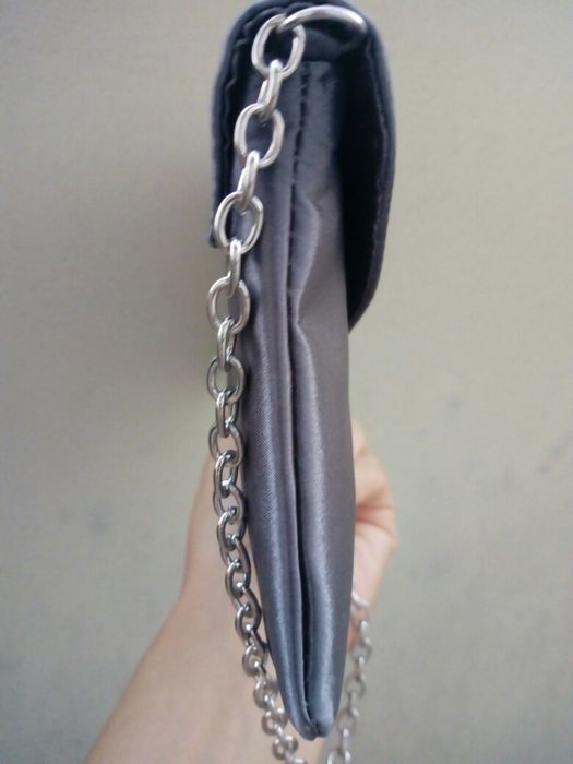 Satynowa kopertówka Accessorize