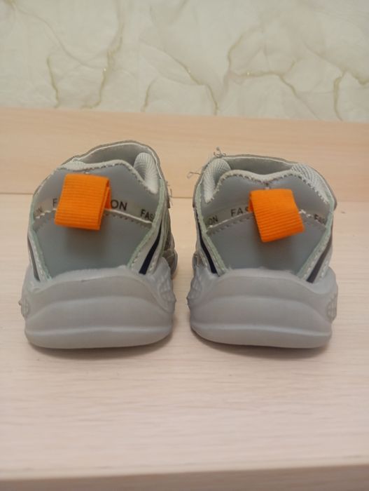 Дитячі кросівки.