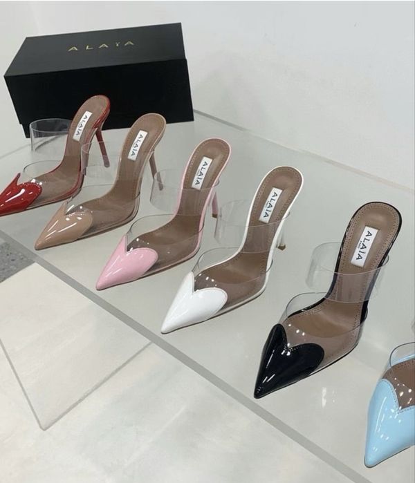 Босоніжки на підборах сердечки лакова шкіра