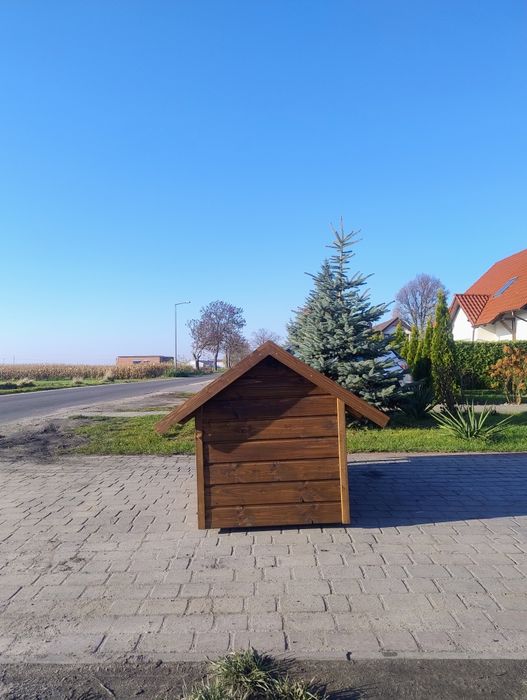 Cała ocieplana buda dla psa z tarasem pomalowana dach gont