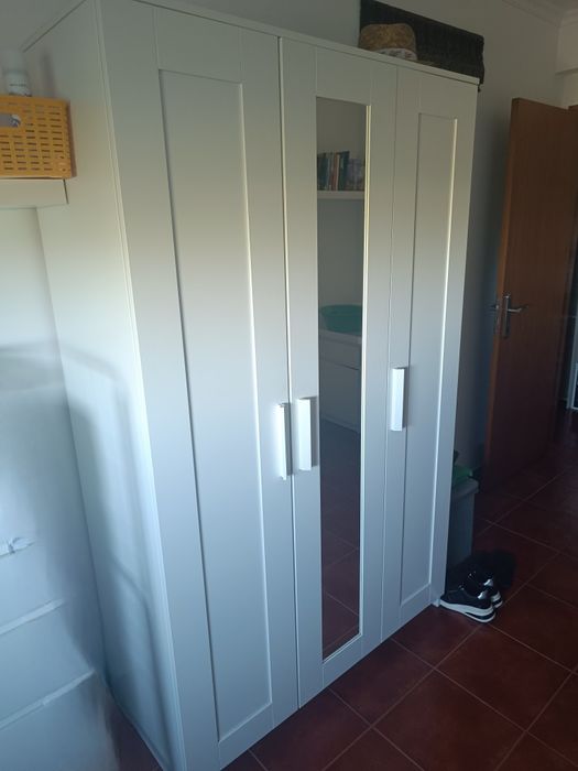 Guarda-fato em óptimo estado 
Roupeiro c/3