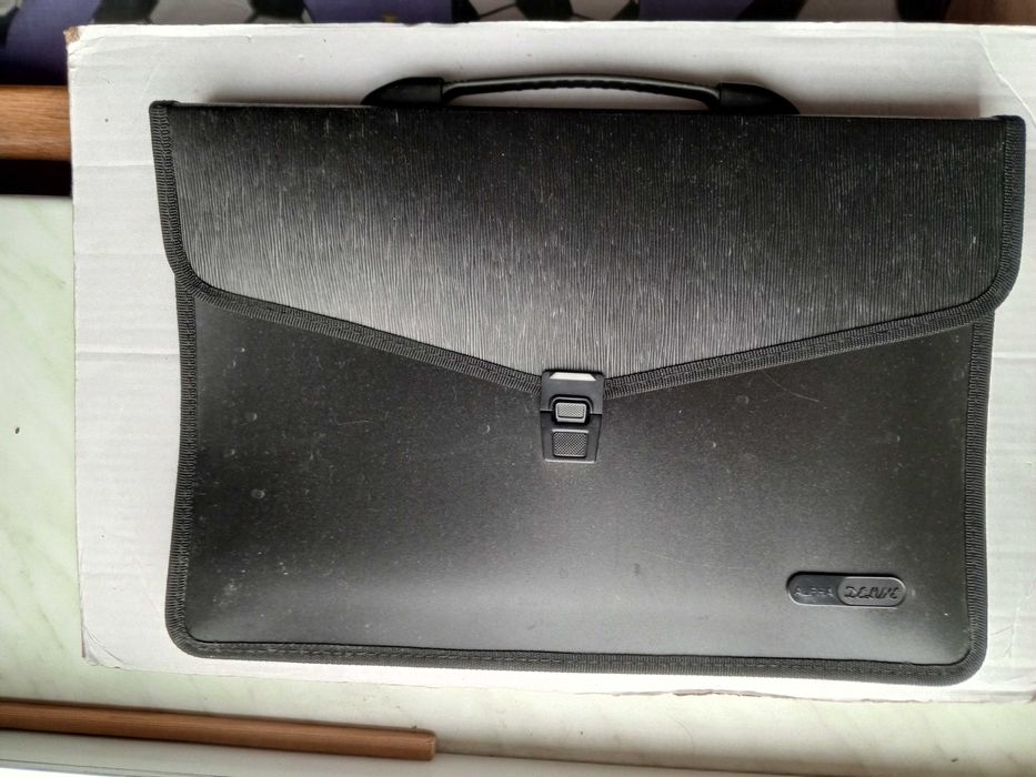 Портфель пластиковый, чёрный