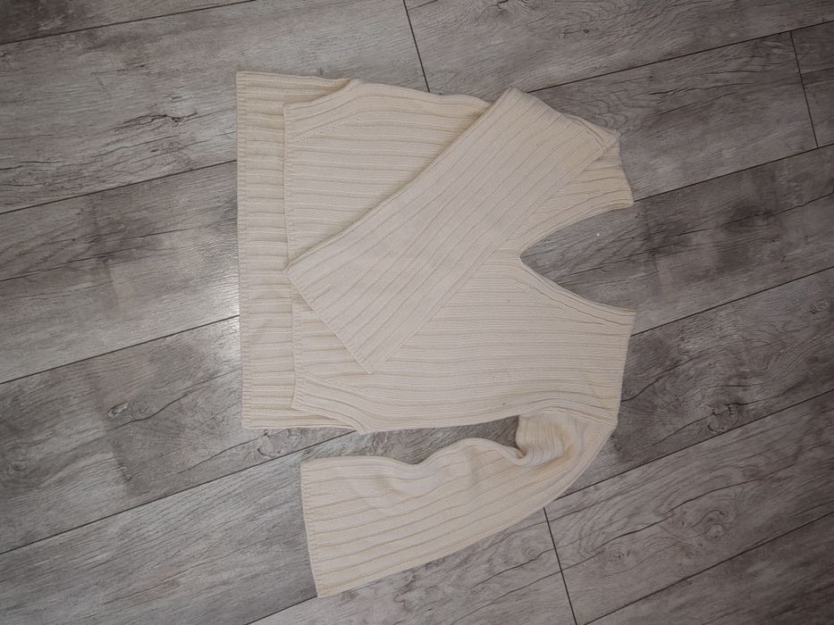 Sweterek z wycięciem M