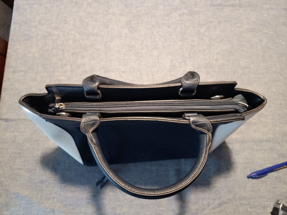 Carteira Azul Marinho e Branca Stradivarius - Nova