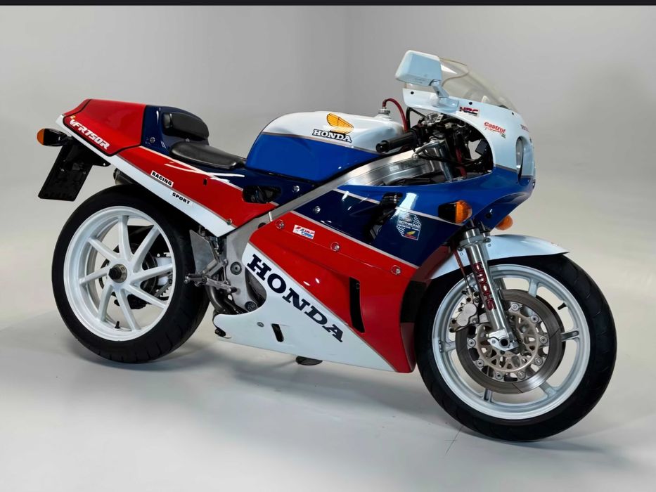 Honda rc 30 750 do ano 1988 mota 100% original tanto de pintura como carnagens único dono e sempre bem estimada se entrega matriculada e revisada.