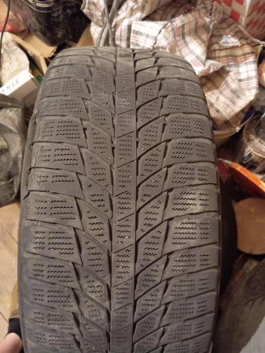 Продам шини 235/45/18