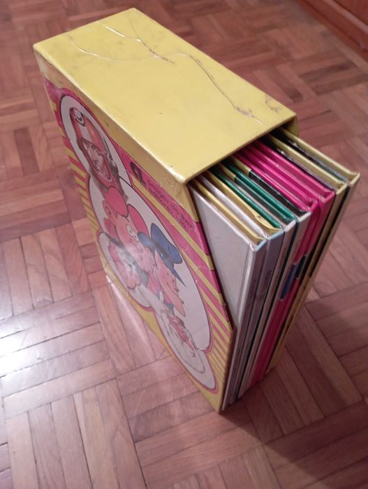 Caixa Amigos do Livro com 8 ÁLBUNS de BD