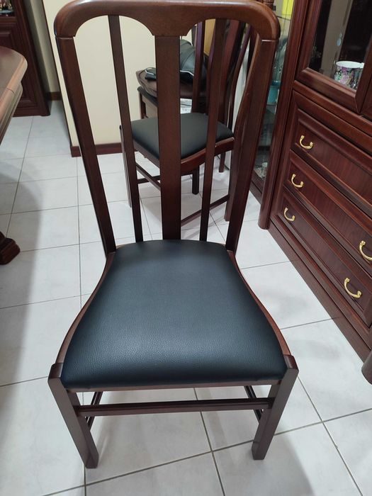Mesa de sala mais seis cadeiras