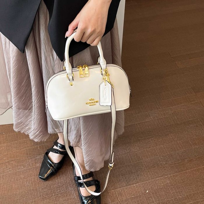 Жіноча сумка COACH Mini Rowan Crossbody In Signature / Сумка Коач крос боді з ремінцем біла/ жіноча лакована сумочка Коуч