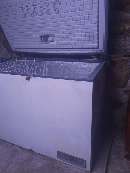 Tenho para venda uma arca frigirifica usada a trabalhar em pleno
