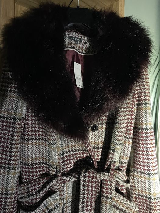 Трендове демі пальто з хутряним коміром