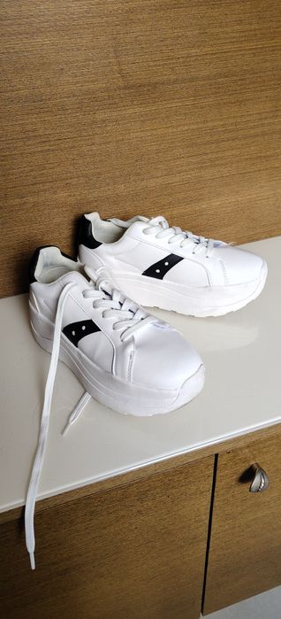 Sneakersy Bershka na platformie