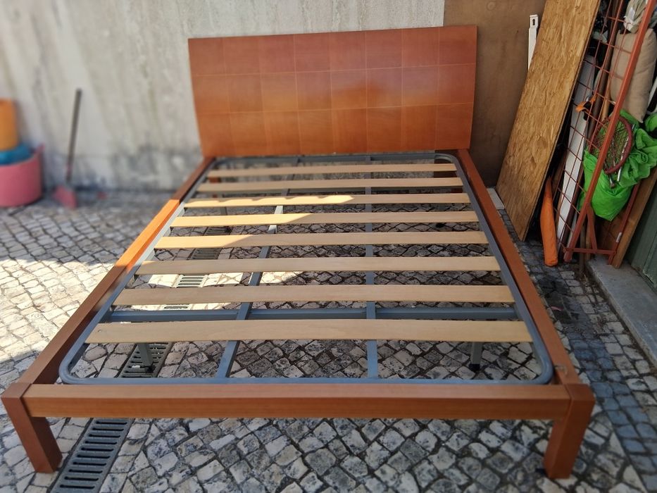Cama  de casal estrutura em madeira cerejeira,  estilo moderno.
