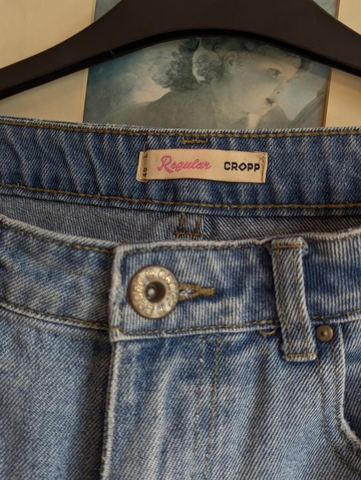 Jeansy jasne z haftem Cropp