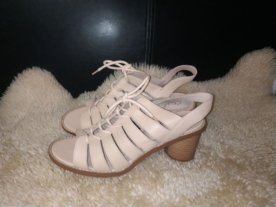 Clarks стильні босоніжки 41 р по устілці 26.6 см ширина 9 см каблук 7